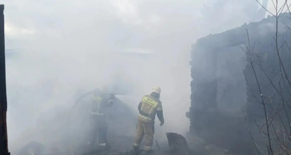 Мужчина и женщина погибли при пожаре в частном доме на Квартальной