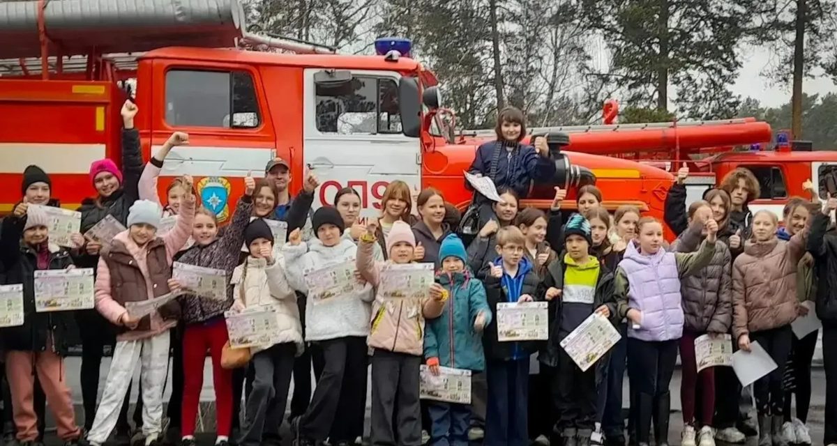 Воспитанники конной спортшколы из Истока попробовали распылять воду из пожарного ствола в Екатеринбурге
