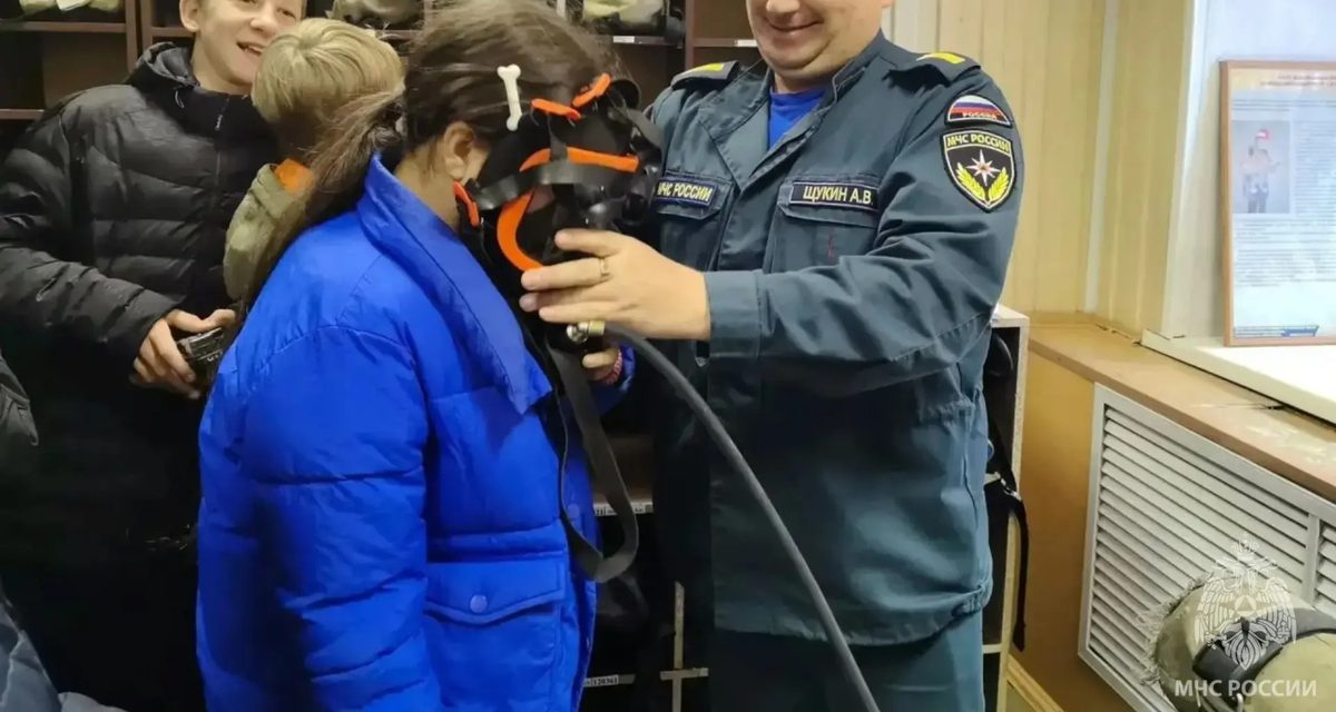 Школьники из Артёмовского примерили боевую одежду в пожарной части