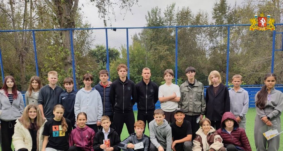 Футболисты «Урала» на один урок стали учителями для семиклассников