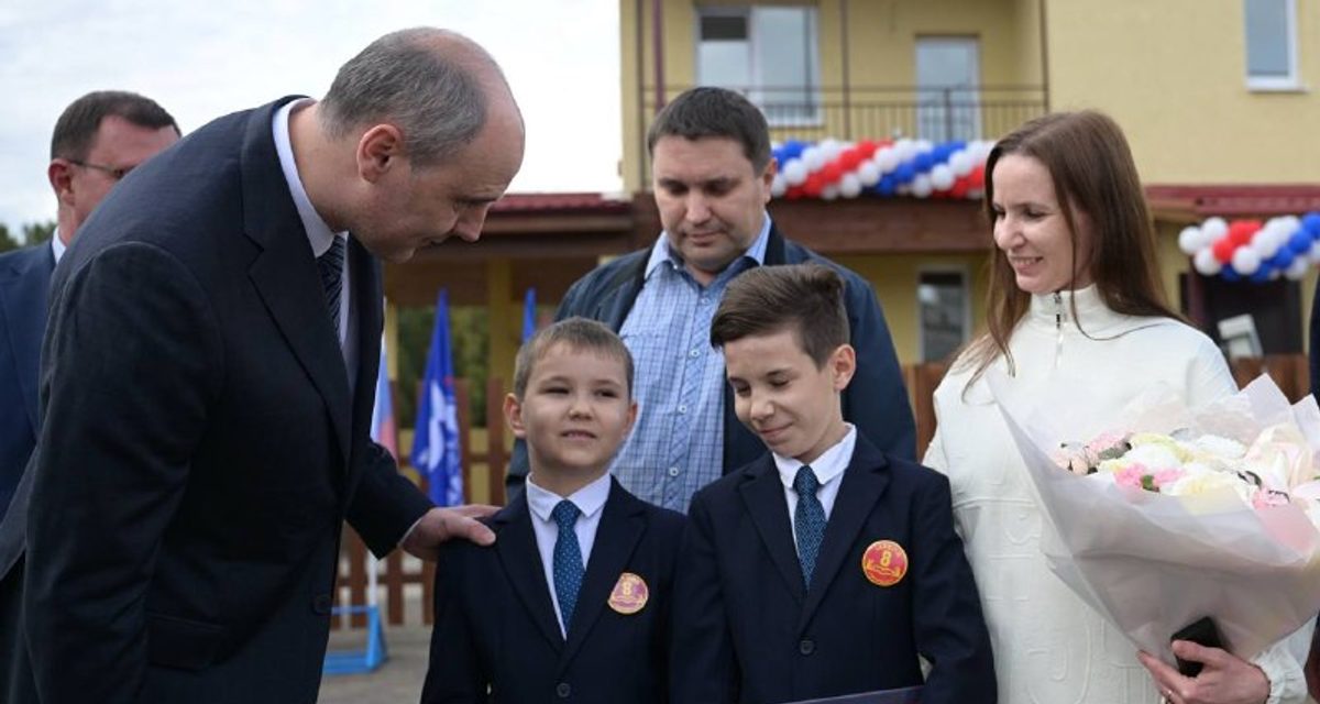 Семья Сюткиных получила ключи от нового коттеджа в день пятилетия сына Тимофея