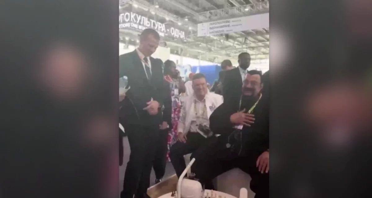 Стивен Сигал сыграл в Екатеринбурге в шахматы с роботом и выиграл в автомате шапку-ушанку