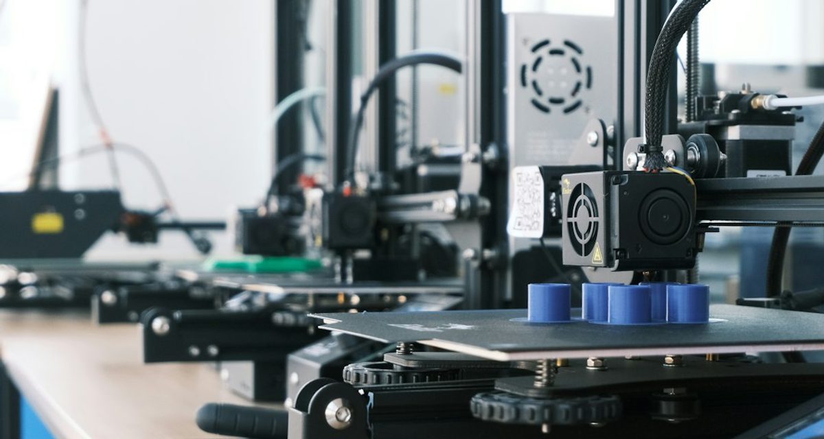 Предприятие из Нижнего Тагила начало выпускать смолы для 3D-печати и стало примером для Мишустина