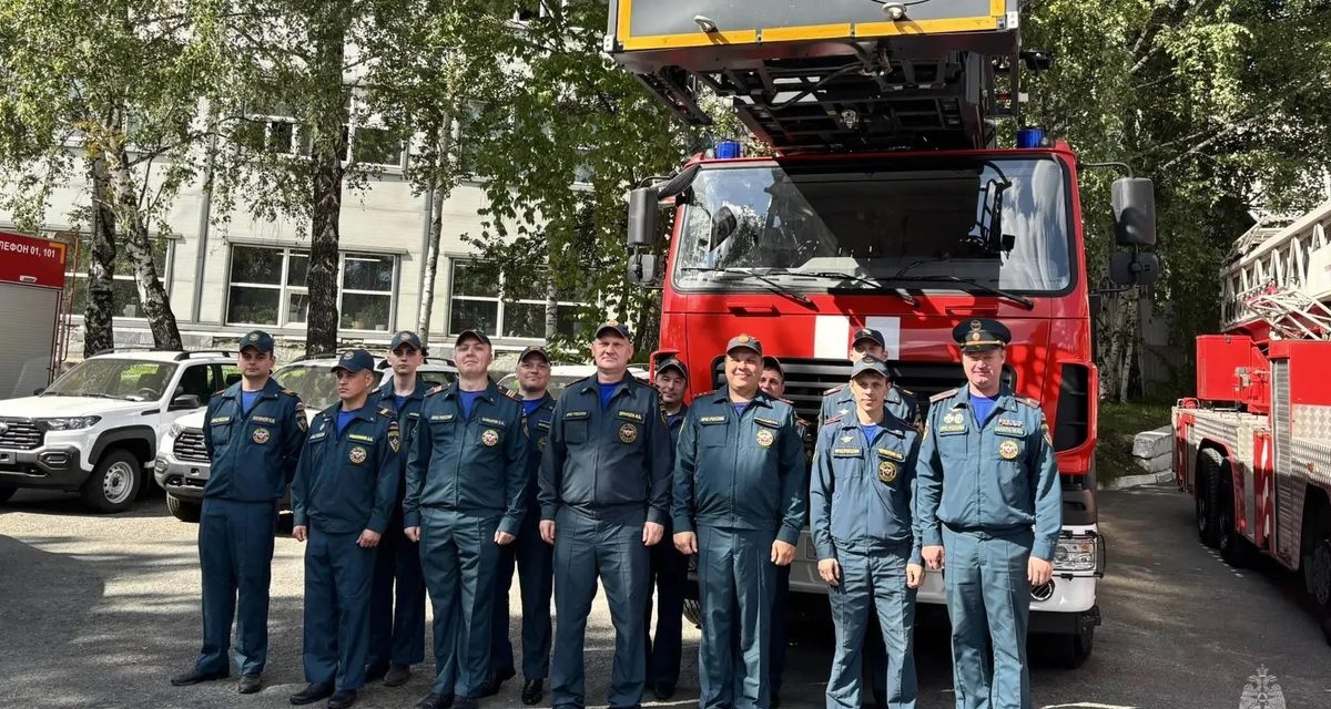 Сотрудники 1 пожарно-спасательного отряда Екатеринбурга прошли строевой смотр перед фестивалем молодёжи